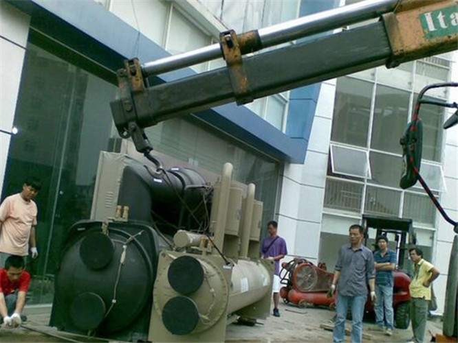 桥东区随车吊和汽车吊的核心区别是什么？哪种更省钱？